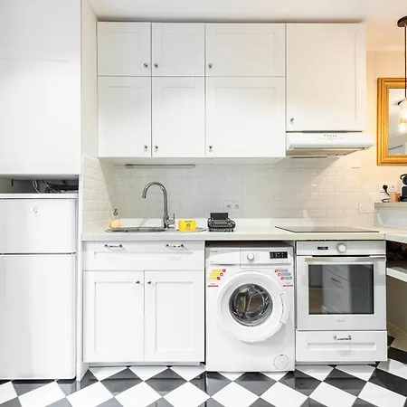 Lovely 1 Bdr Port Area *