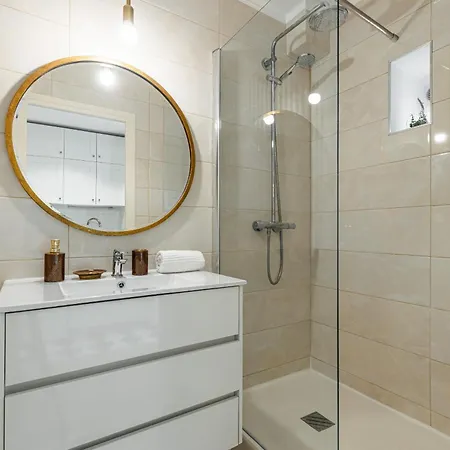 Lovely 1 Bdr Port Area *