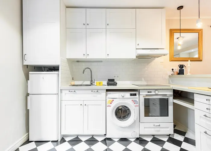 Lovely 1 Bdr Port Area *